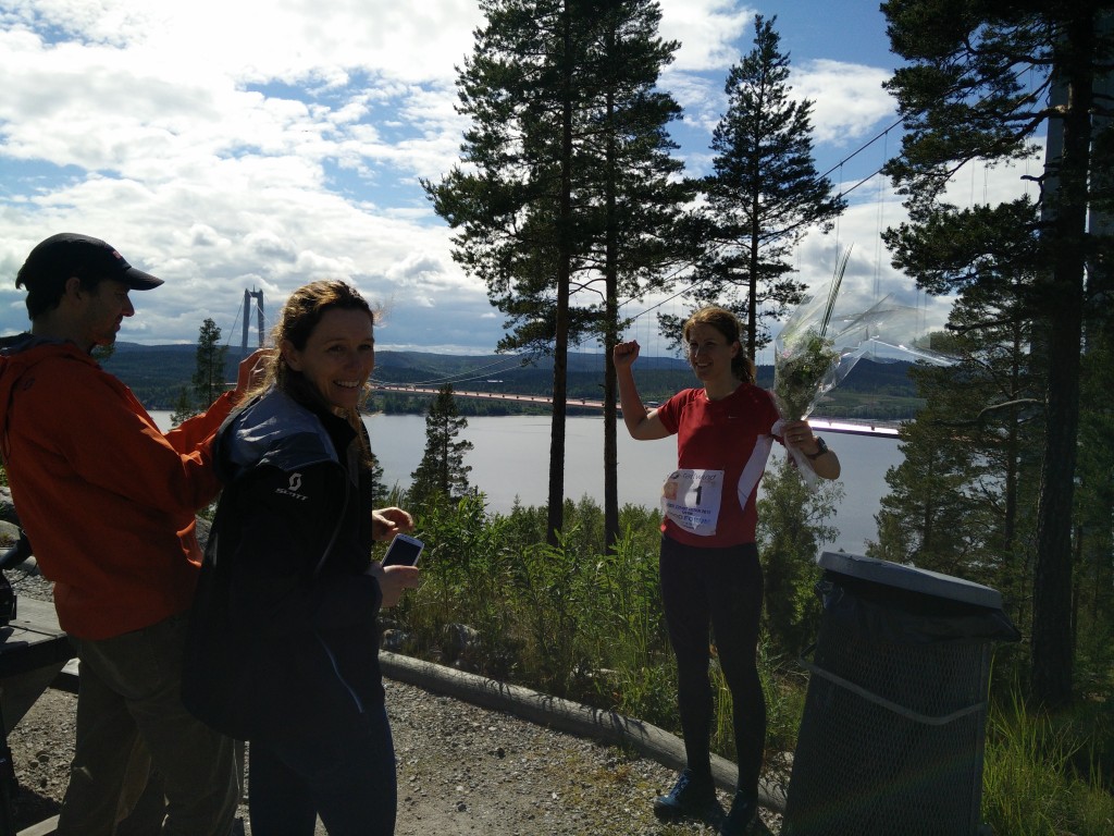 Vinnare damer 129 km: Johanna Bergman. Slog sitt eget banrekord med 2,5 h. På bilden intervjuas hon av SVT.