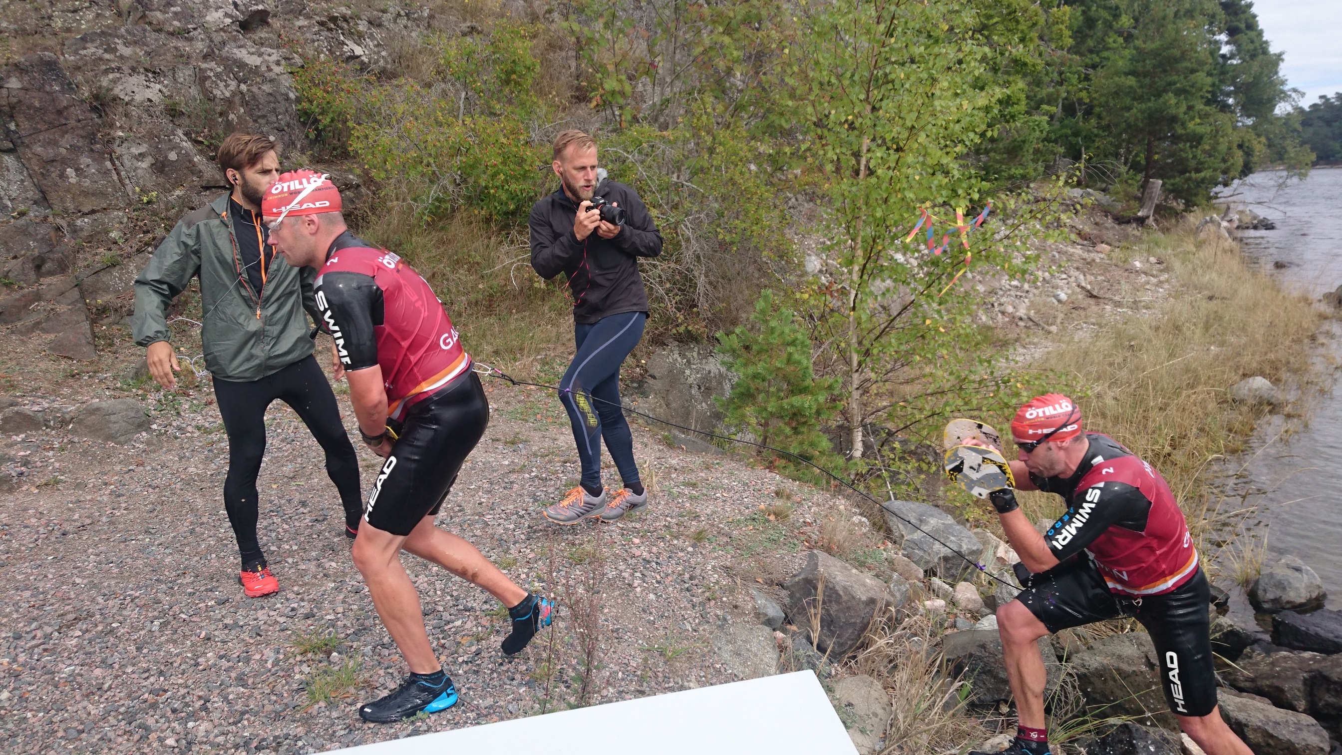 Tittar på Ö till ö 2016. Snabba Lelle Moberg och swimrunroboten Daniel Hansson.