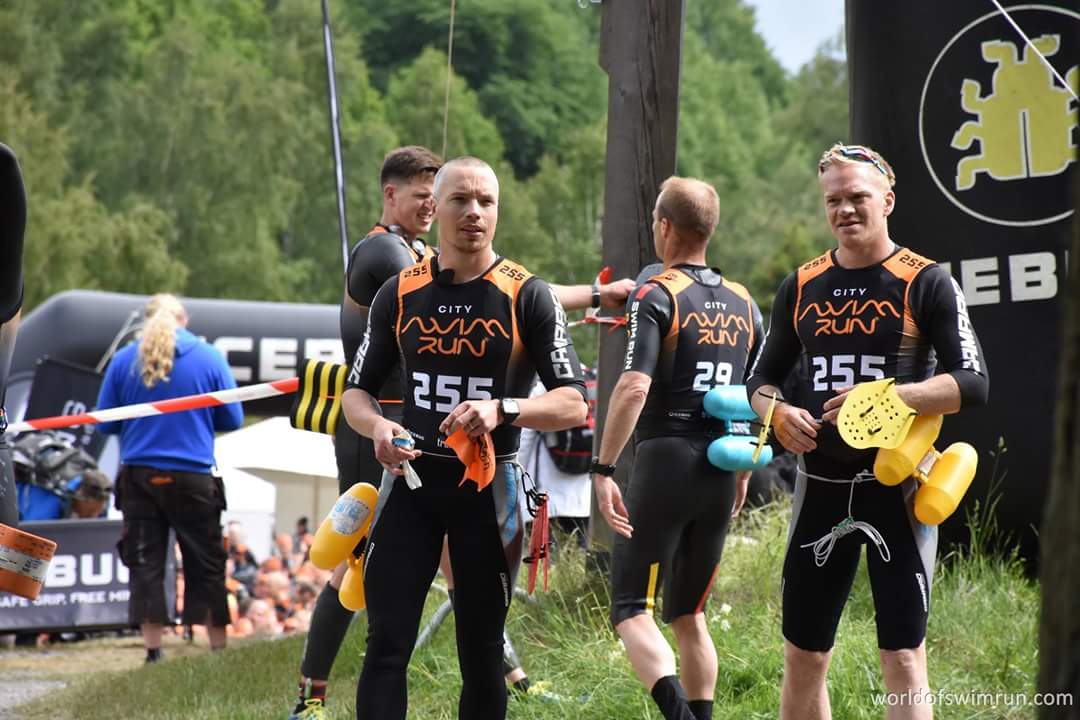 Starten i Stockholm Swimrun. Självklart inmyglade i "elitgruppen". :)